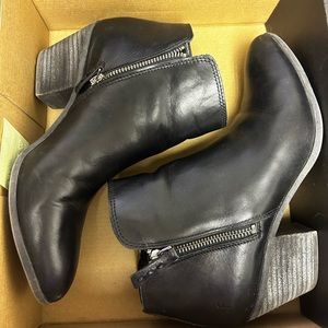 Frye Judith zip bootie
